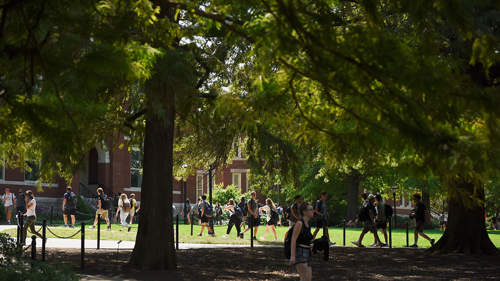 MU students walk to and from class at noon